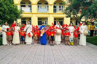 Hoạt động tham quan trường Tiểu học của be lớp 5 tuổi trường MN Xuân Phú